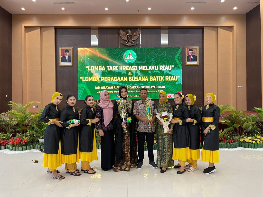 Kejari Dumai juara fashion show batik dan tari kreasi Melayu antar kejaksaan di Riau