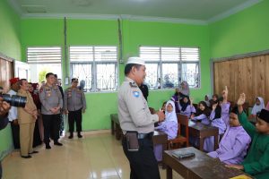 Aiptu Mustakim mengajar Alquran dapat pujian Kapolda Riau atas dedikasi sebagai Polisi