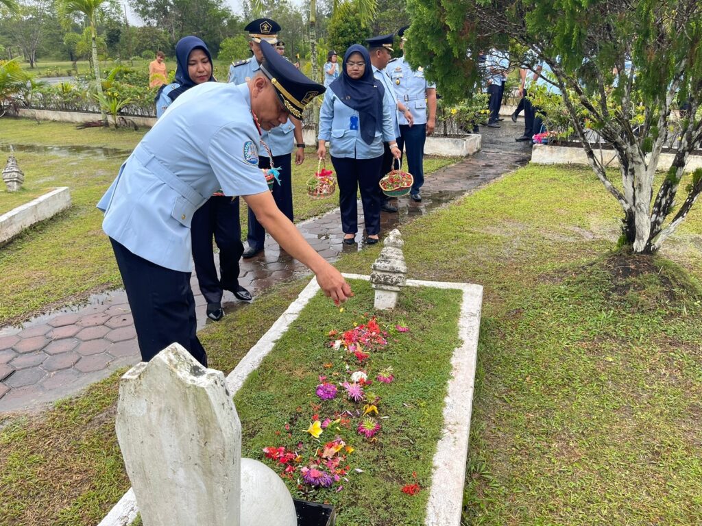 Imigrasi Dumai sambut HUT ke 73 dengan tabur bunga di makam pahlawan