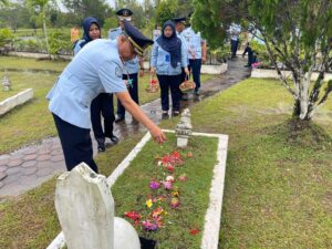 Imigrasi Dumai sambut HUT ke 73 dengan tabur bunga di makam pahlawan