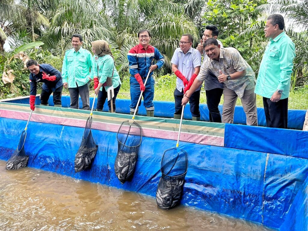 PHR-UNRI serahkan bantuan budidaya ikan di Dumai