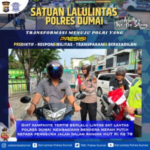 Sambut HUT RI, Polisi Dumai berbagi Bendera Merah Putih dan kampanye tertib lalulintas