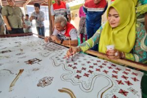 Komut PHE dan Dirut PHR membatik di Rumah Jahit Lestari Mandau