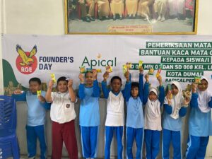 Rayakan RGE’s Founder Day, Apical Dumai bakti sosial dan hibah buku sekolah