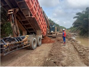 PHR perbaiki jalan rusak kepentingan operasi dan warga di Kampar