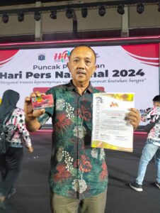 Disaksikan Presiden, Wartawan Dumai Kambali terima Penghargaan Press Card Number One PWI