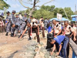 Lanal Dumai kerahkan 2 KRI dukung aksi bersih pantai dan bakti sosial