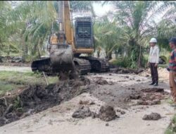 Parit di lingkungan warga Jalan Pelajar Lubuk Gaung Dumai dibenahi Apical Group