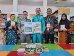 Apical Dumai distribusikan bantuan buku ke SDN 001 Lubuk Gaung dan Dinas Pustaka