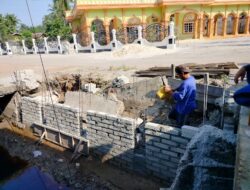 Peduli infrastruktur, Apical Dumai perbaiki jalan dan turap parit warga