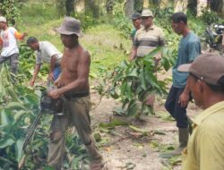 Satgas TMMD Dumai dan warga bahu membahu pengerasan Jalan Sidomulyo Kayu Kapur