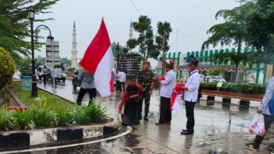 Semangat Hari Kemerdekaan, Pelindo Dumai aktif membagikan Bendera Merah Putih