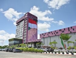 Semarak Hari Kemerdekaan, anak muda Dumai kibarkan Bendera Merah Putih raksasa di gedung tertinggi