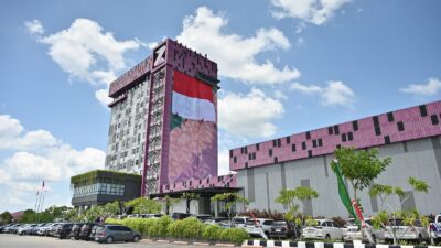 Semarak Hari Kemerdekaan, anak muda Dumai kibarkan Bendera Merah Putih raksasa di gedung tertinggi