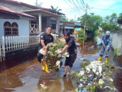 Kasatpol PP Dumai kerahkan anggota berantas tumpukan sampah di Rimba Sekampung