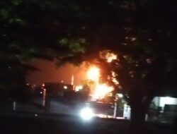Kilang minyak Pertamina Dumai meledak dan terbakar, warga panik dan berhamburan keluar rumah
