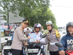 Polres Dumai kampanyekan kesadaran lalulintas dan bagikan helm gratis dalam Operasi Zebra