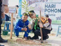 Dukung pelestarian lingkungan, Polisi dan pelajar di Dumai tanam 1.100 Pohon