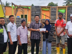 Warga terdampak puting beliung terima bantuan dari DPRD Dumai Kenda Guntara dan 22 Community