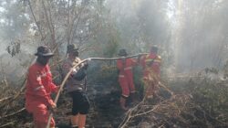 Polres Dumai dan Satgas Karhutla gempur habis sisa sisa api di tanah gambut