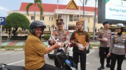 Ramai ramai Polisi turun ke Jalan Sudirman Dumai, rupanya membagikan Takjil berbuka puasa untuk warga
