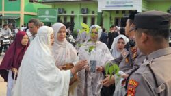 Polsek Dumai Timur bagi bagi THR Green Policing ke warga Muhammadiyah Salat Id