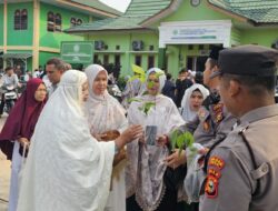 Polsek Dumai Timur bagi bagi THR Green Policing ke warga Muhammadiyah Salat Id