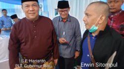 Pejuang Guru Erwin Sitompul silaturahmi Lebaran ke rumah dinas Plt Gubernur Riau SF Hariyanto