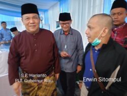 Pejuang Guru Erwin Sitompul silaturahmi Lebaran ke rumah dinas Plt Gubernur Riau SF Hariyanto
