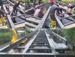 Polisi dibantu warga terus berjibaku rampungkan Jembatan Merah Putih di Dumai
