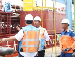 EGM Pelindo Dumai Jonatan Ginting mengecek penerapan aspek K3 di area pelabuhan