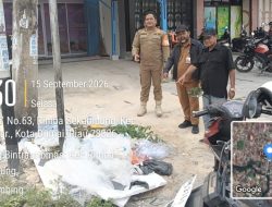 Petugas Gabungan Rimba Sekampung Dumai turun tangan bersihkan sampah menumpuk resahkan warga
